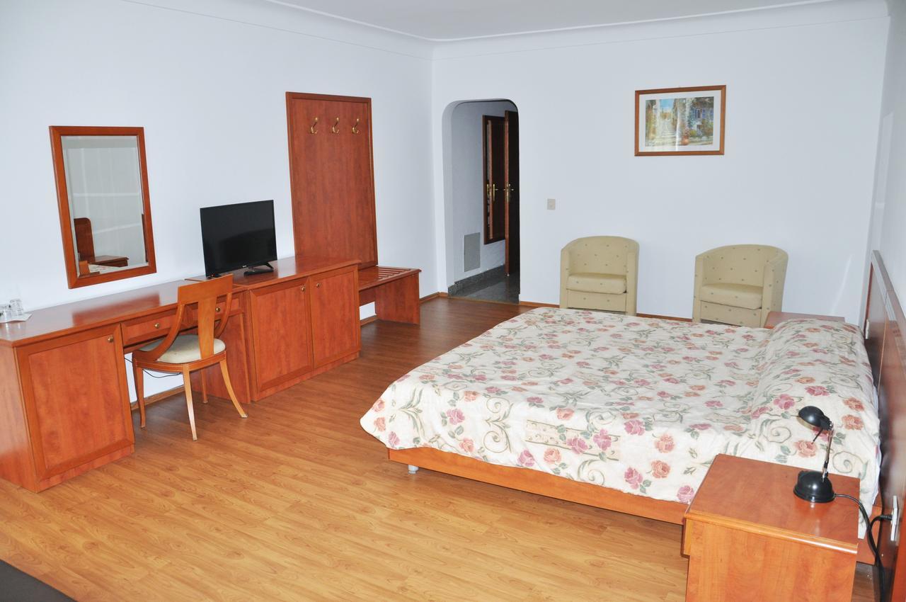 Hotel Gold Inn Peje Buitenkant foto