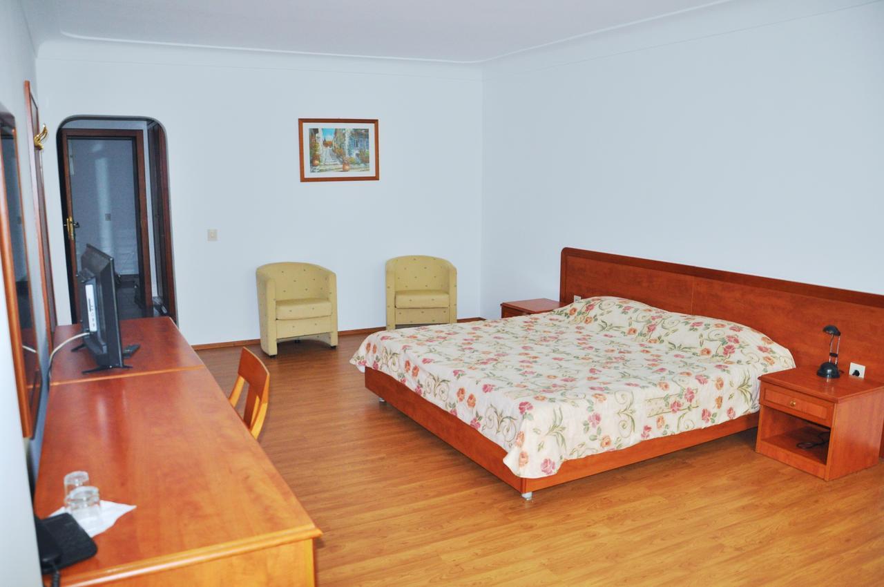 Hotel Gold Inn Peje Buitenkant foto